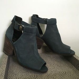 Sole society, size 8, navy suede peep toe shoes